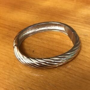 Vintage gold tone carved ribbon hinge access medium weight bracelet